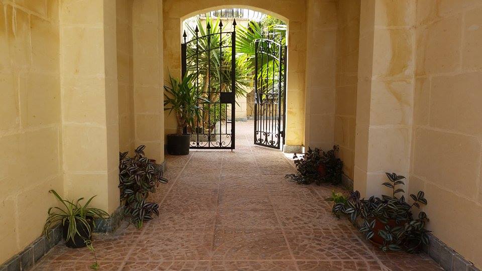 Sunny Apartment in large Villa