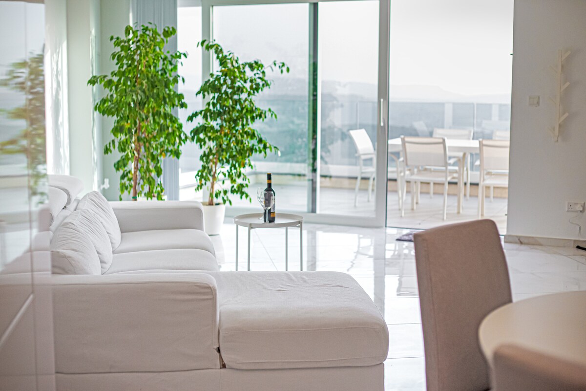 Spacious Apartment with Sea & Country Views