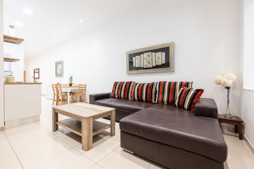 V86 Sliema Apartment a minute from the Sea