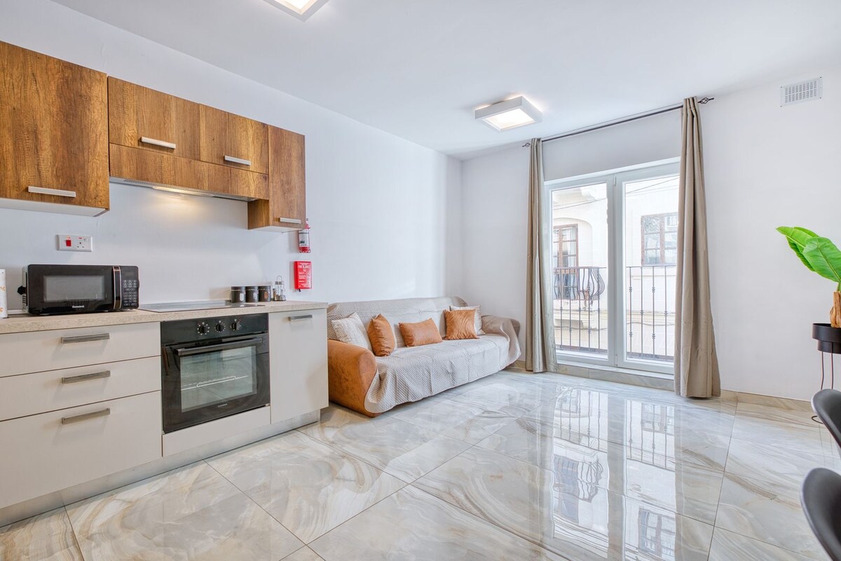 Thirtynine Bright Apartment Steps from Balluta Bay