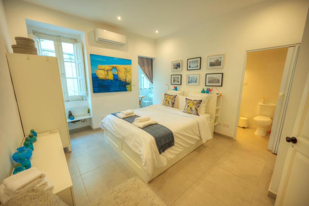 Seaview Sliema 30 seconds to High Street & Ferry, 2x Double En-suite Bedrooms, Modern Whole Traditional Townhouse, Kitchen, Living Area, & Roof Terrace