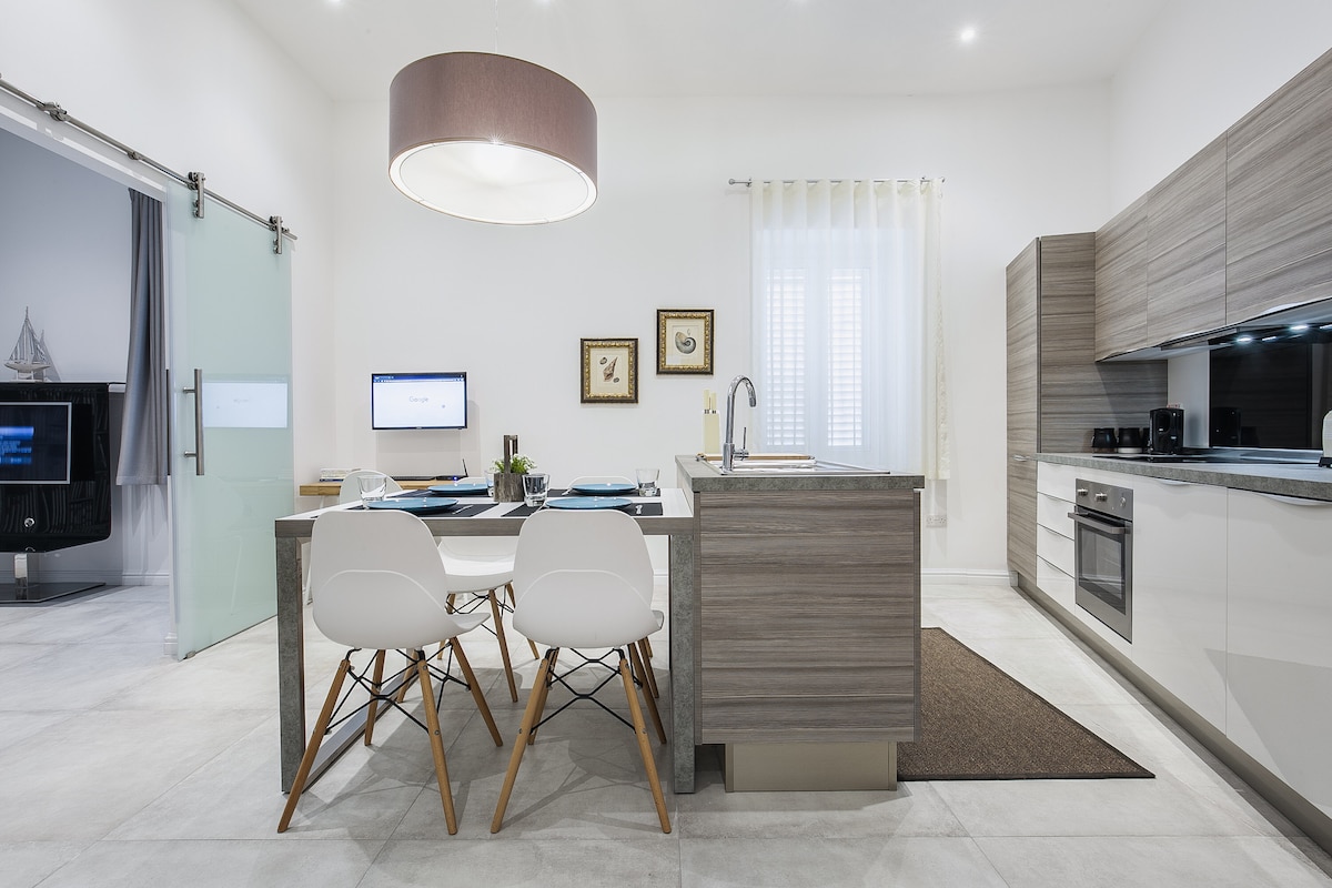 Designer apt SUPER Central St.Julians
