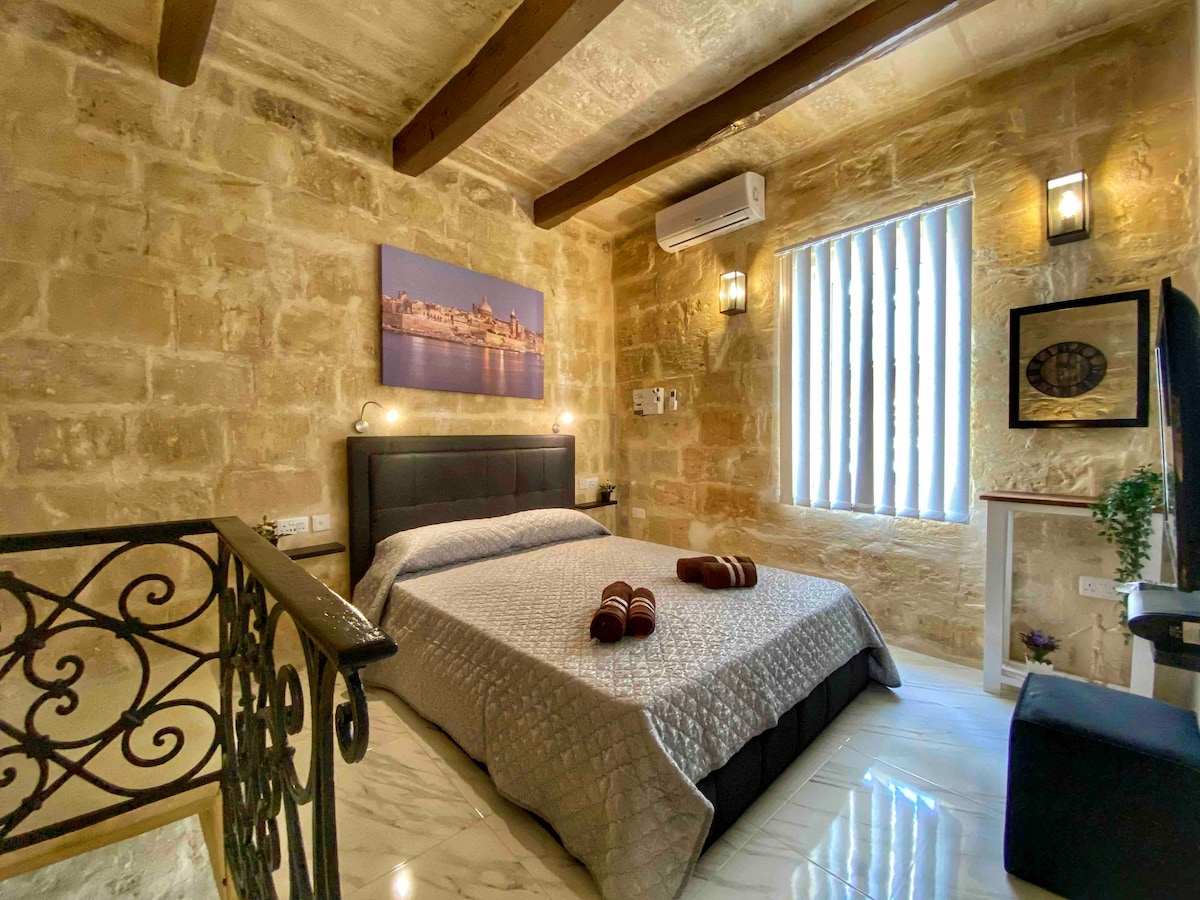 Character house with roof terrace-Ferry-Valletta