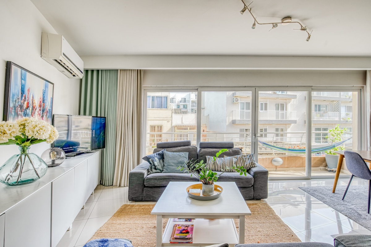 Near Valletta! Easy bus access & late check-out