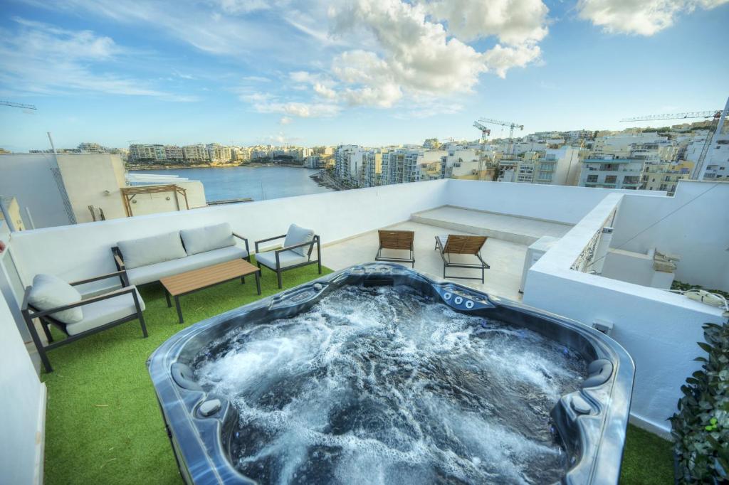 Luxurious 2 bedroom penthouse with roof terrace, hot tub and breath-taking views YVAN1-1