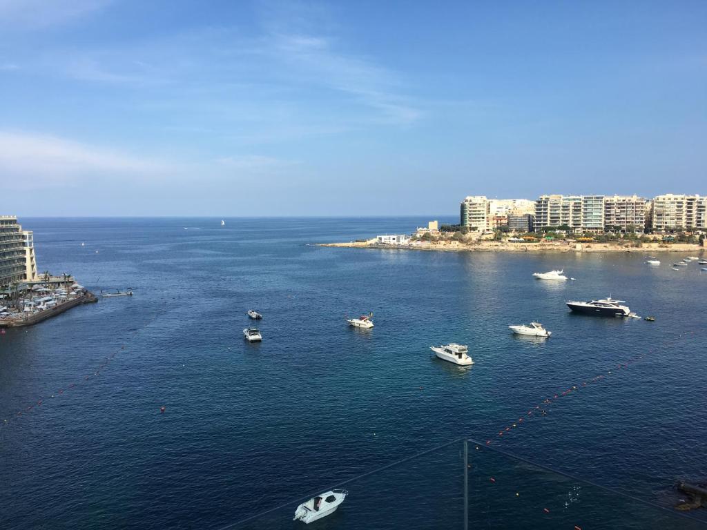 Seafront Penthouse Triplex- Roof Terrace & Hot Tub