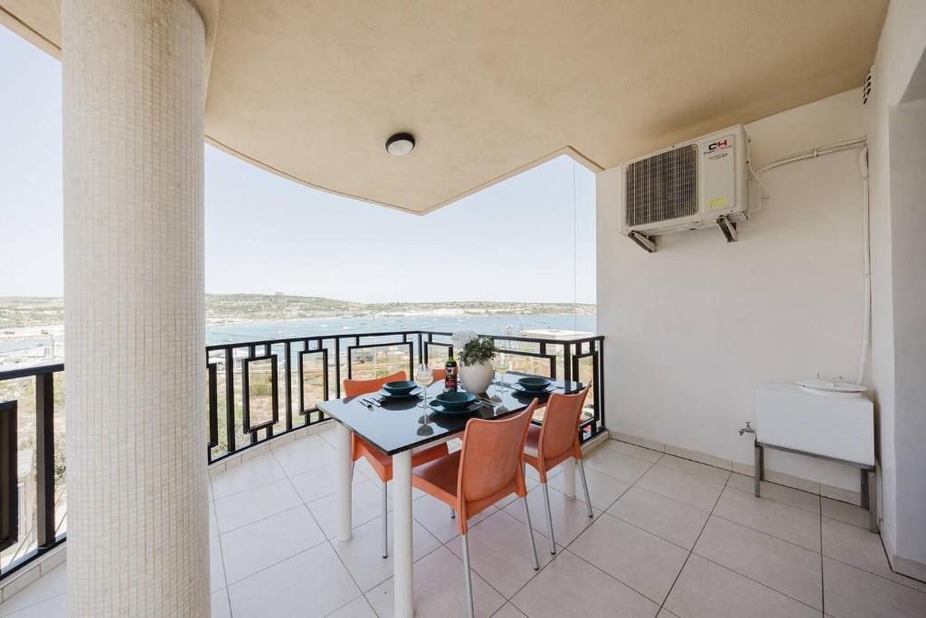 Seafront Apartment with Stunning Views of Għadira