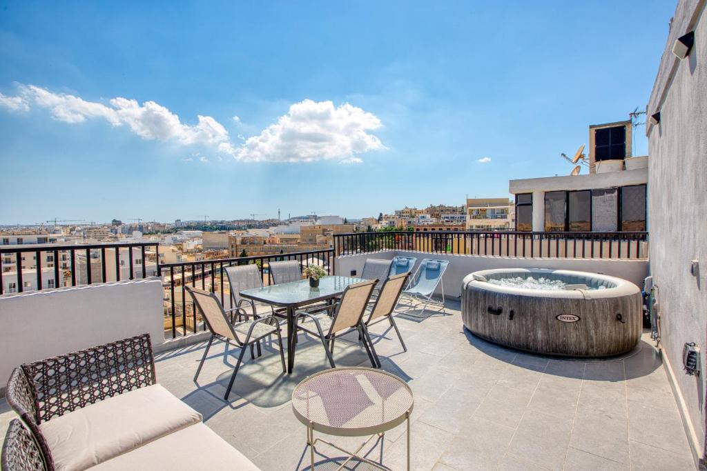 3 bedroom penthouse with jacuzzi and roof terrace VFRA1-1