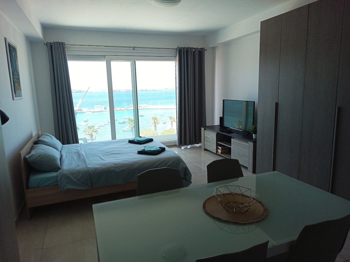 Seafront studio apartment San Paul's Bay