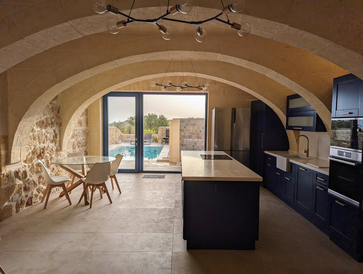 Prywatna wanna z widokiem na wieś i morze