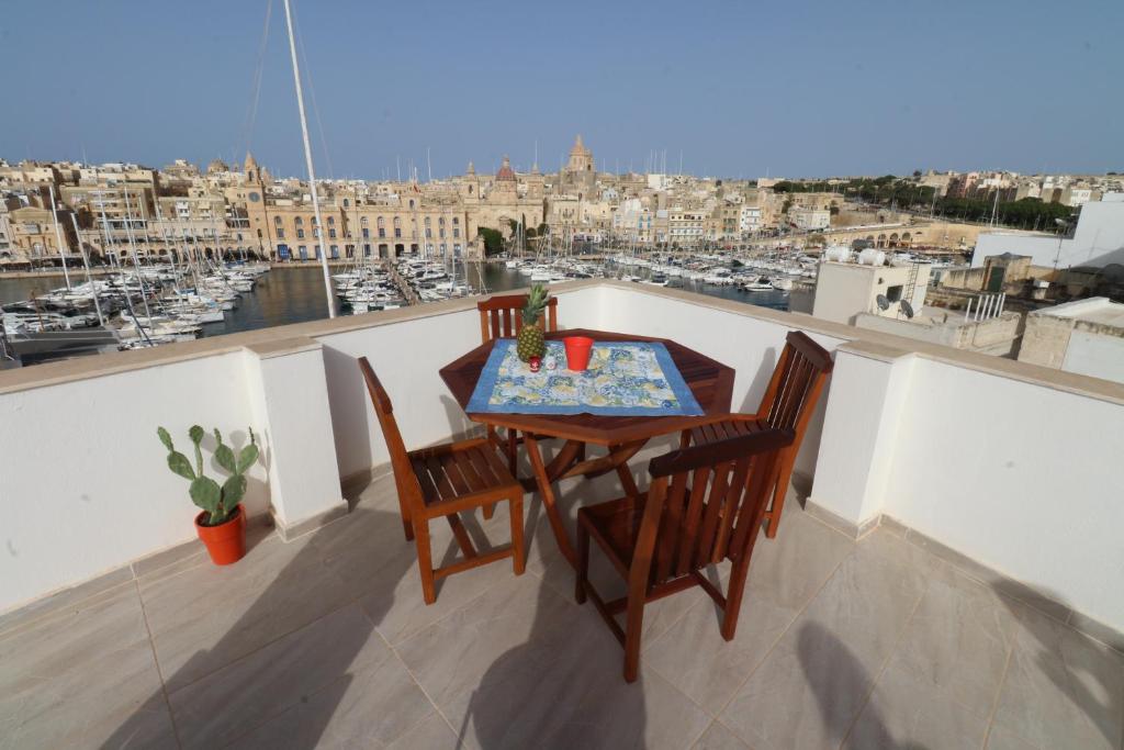 Seaside Independent Townhouse with Lift & Free Parking