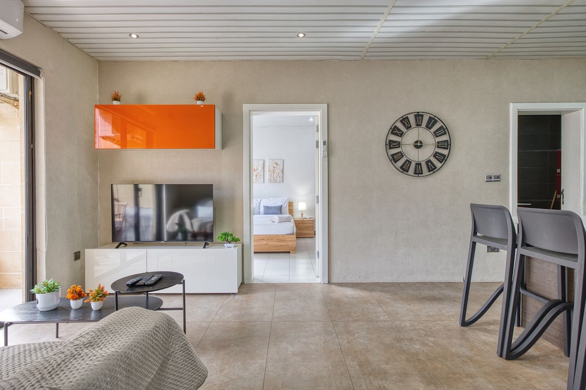 St Pauls Bay stay close to seafront, Apt 15