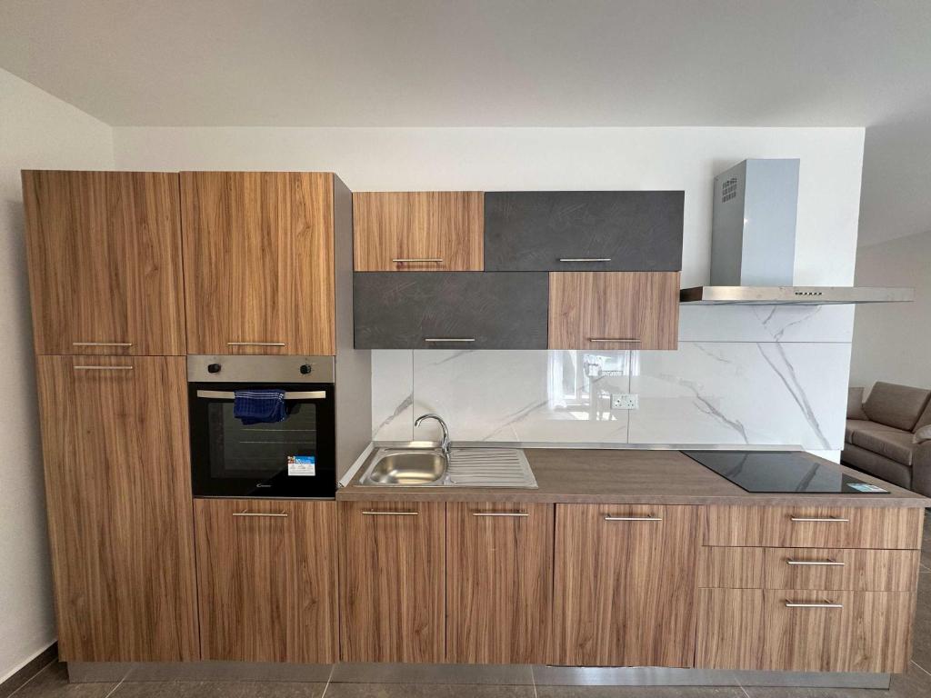 Spacious Stay 2 Bed with Terrace - by HostMT