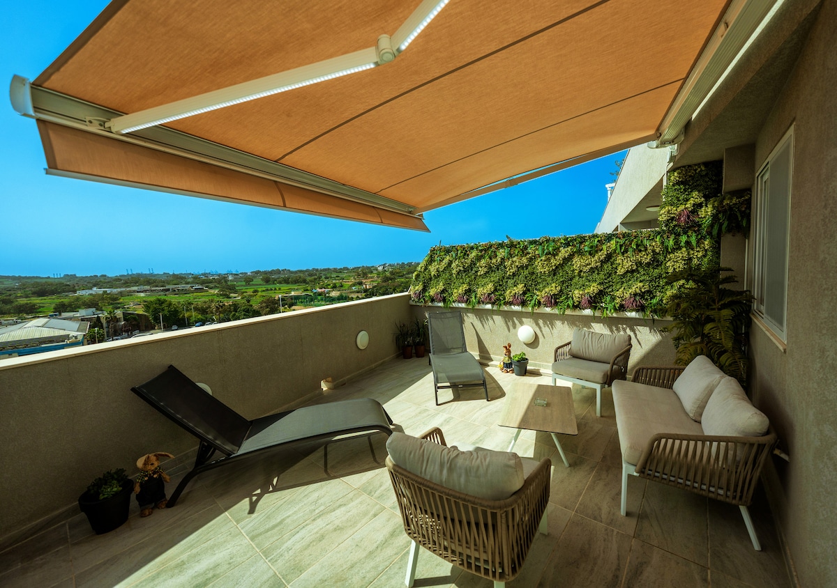 Terraced apartment with views & free parking