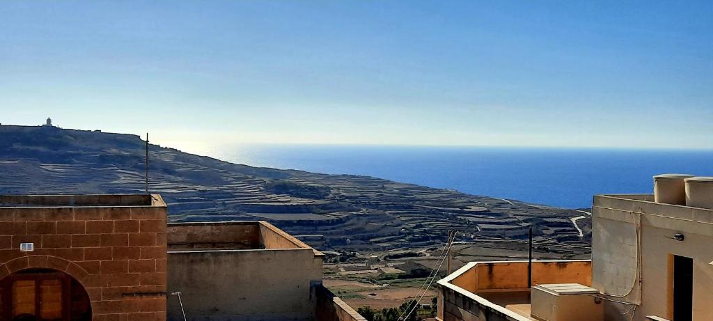 Town House with roof BBQ area & views