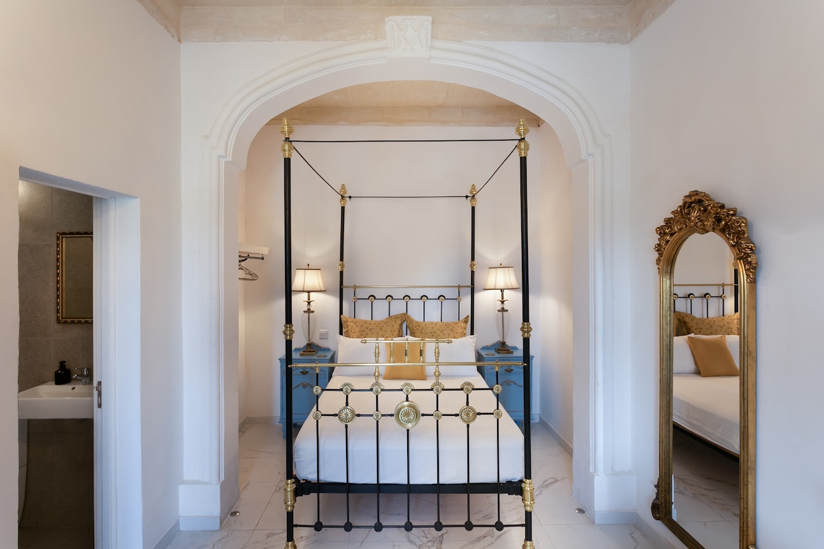 Valletta Townhouse Suite with a Maltese Balcony