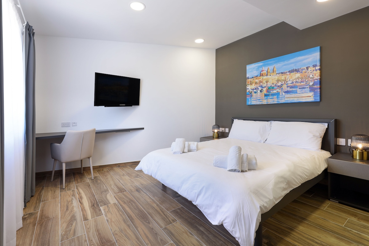 Deluxe Studio with Street View in St. Paul’s Bay