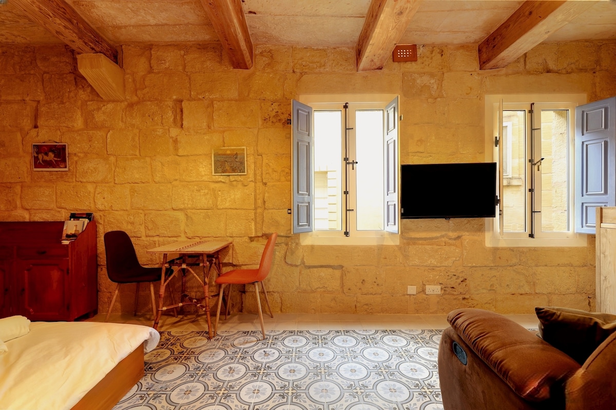 Zabytkowa Kryjówka; Wspaniale Przebudowane Studio