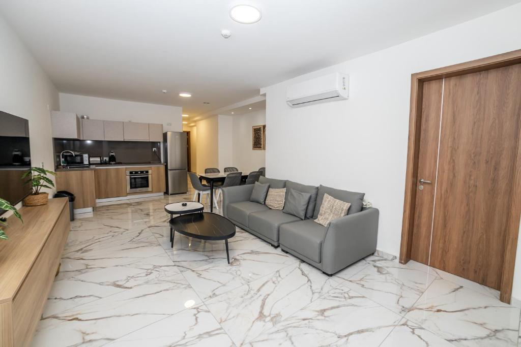 Modern 3BR Maisonette with Terrace - by HostMT